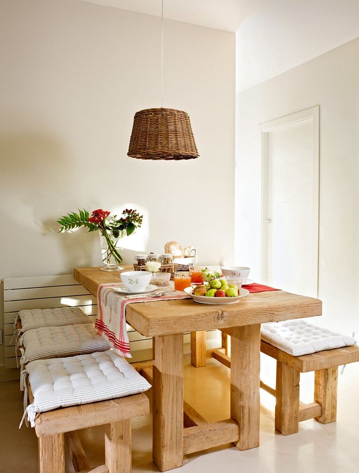 Prostokątny stół wykonany z ciężkiego drewna. Mimo pokaźnych gabarytów wnosi do wnętrza ciepły i przytulny klimat (źródło: pinterest)